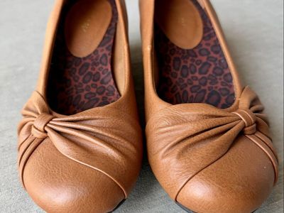 GNW Megan Cognac Low Wedge Pumps Women’s 8.5 Twist Front Comfort Heels
