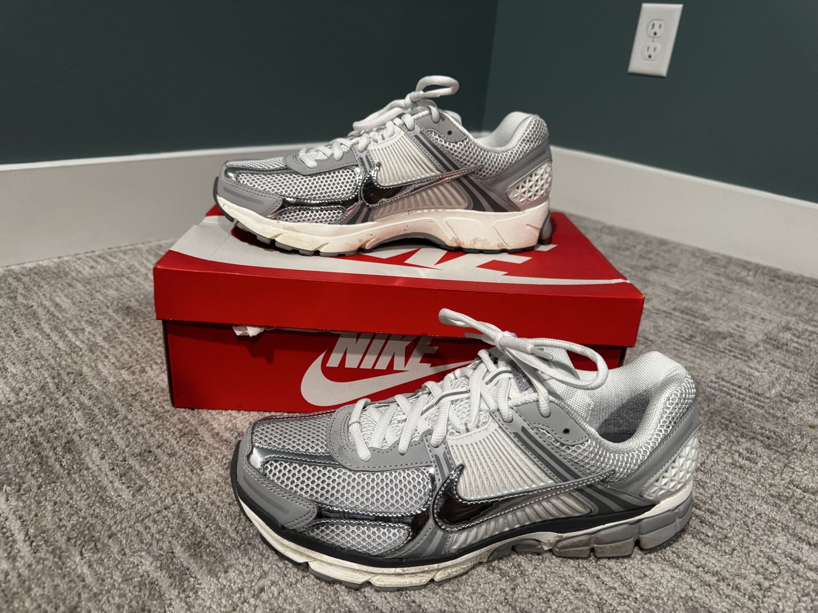 Nike Vomero 5 Metallic Silver Grey Sneakers Mens Size 13 with Box