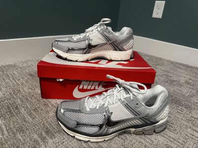 Nike Vomero 5 Metallic Silver Grey Sneakers Mens Size 13 with Box