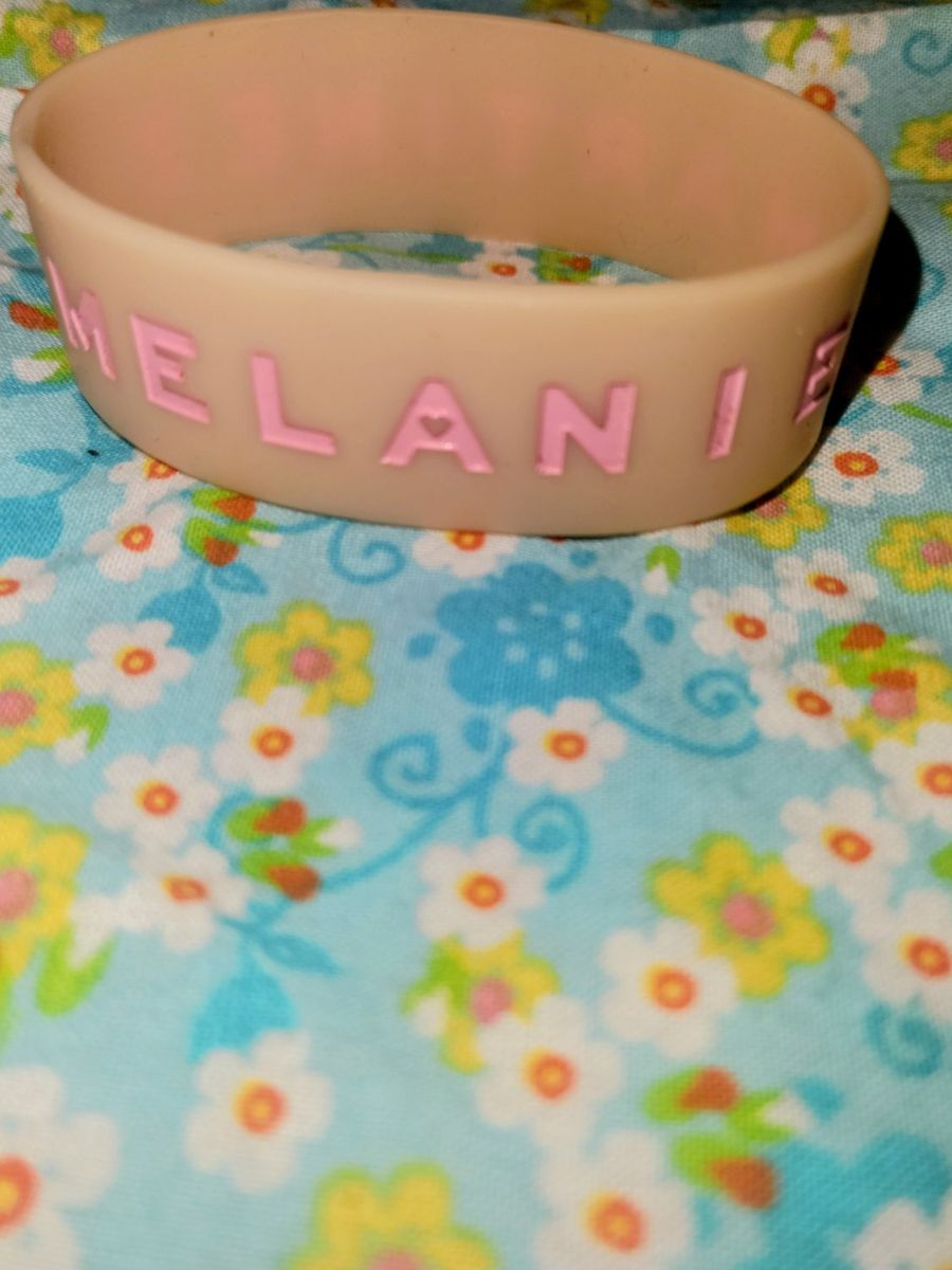OFFICIAL MELANIE MARTINEZ PINK SILLICONE BRACELET FROM HOT TOPIC.  VINTAGE