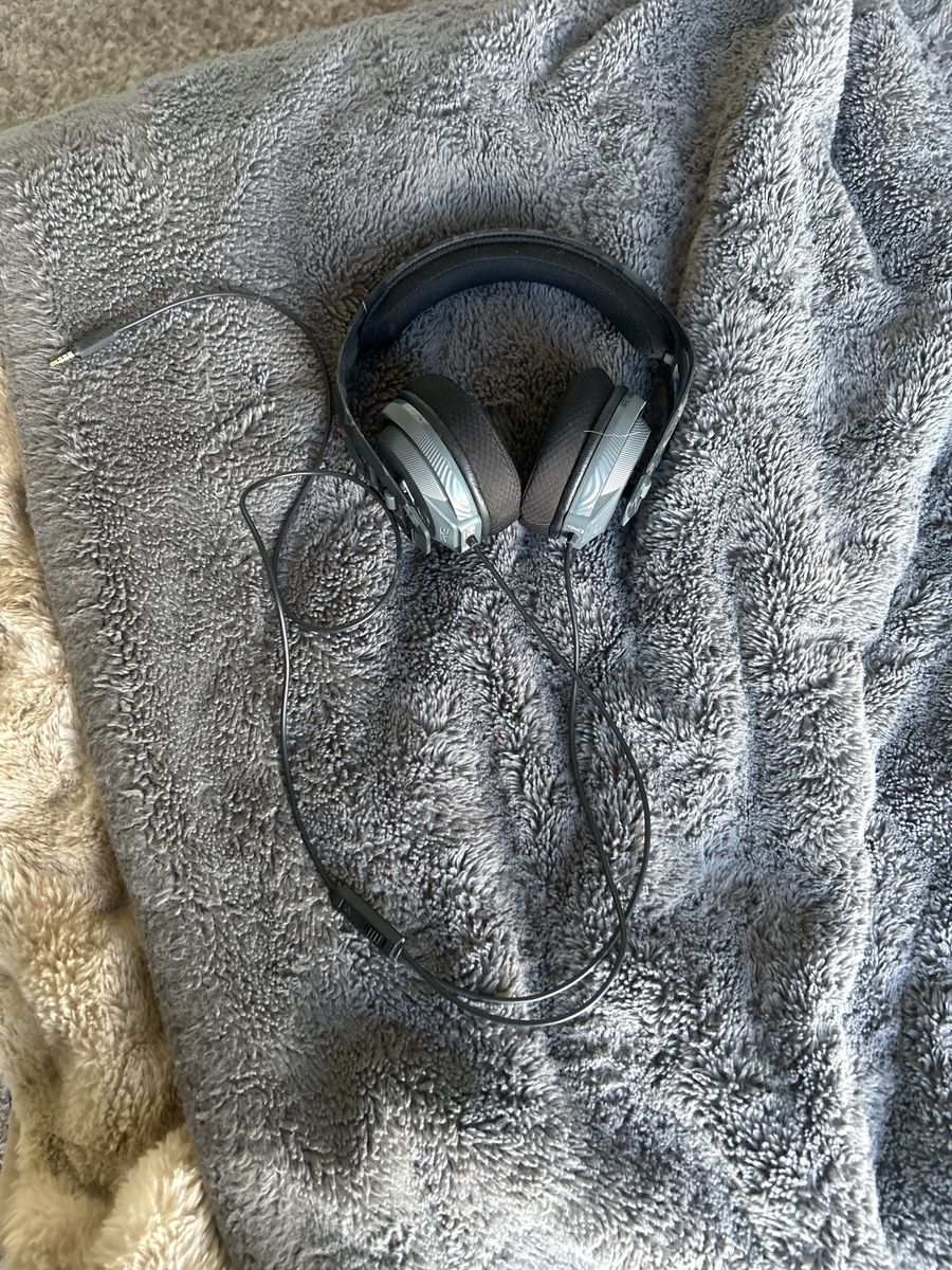 Black Wired Over-Ear Headphones with Microphone (Used)