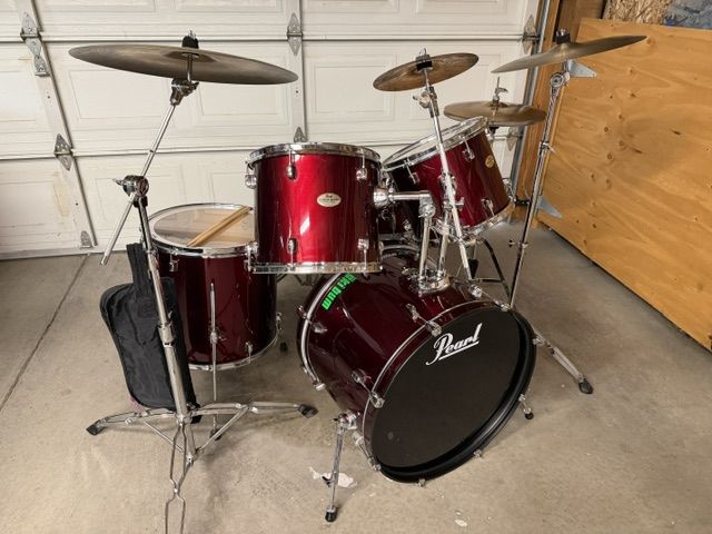 Pearl Forum Drum Kit including everything!