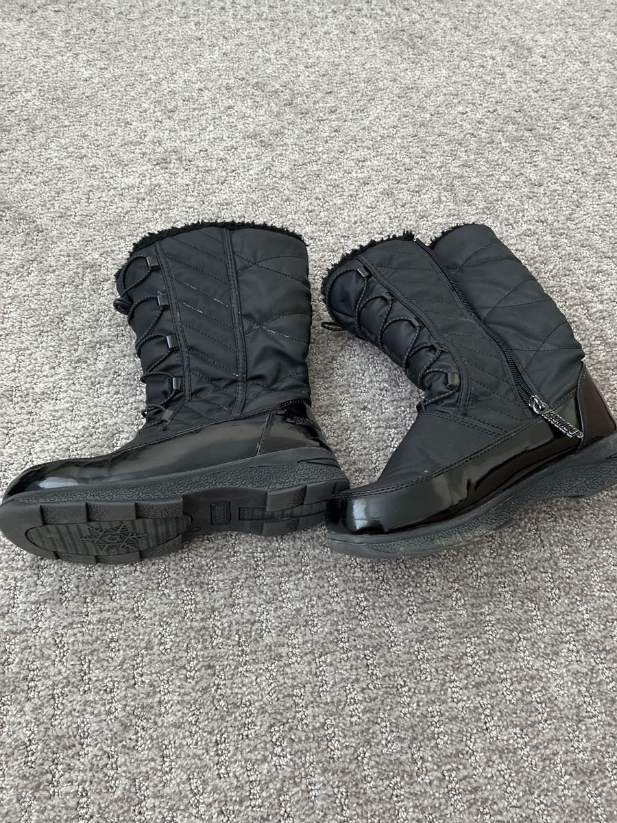 Khombu Black Quilted Winter Boots with Faux Fur Lining, Kids Size 4