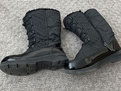 Khombu Black Quilted Winter Boots with Faux Fur Lining, Kids Size 4