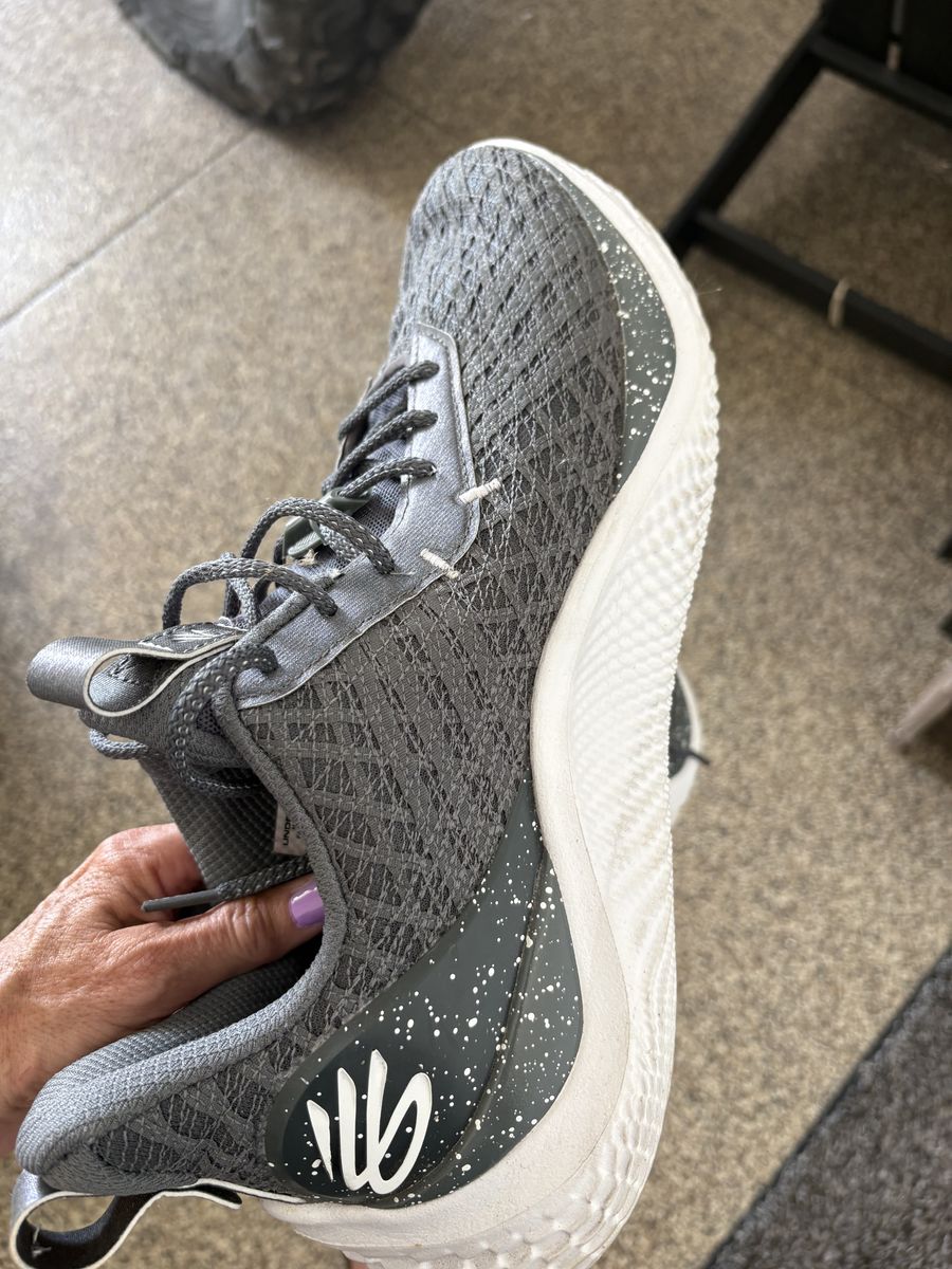 Men's basketball shoe