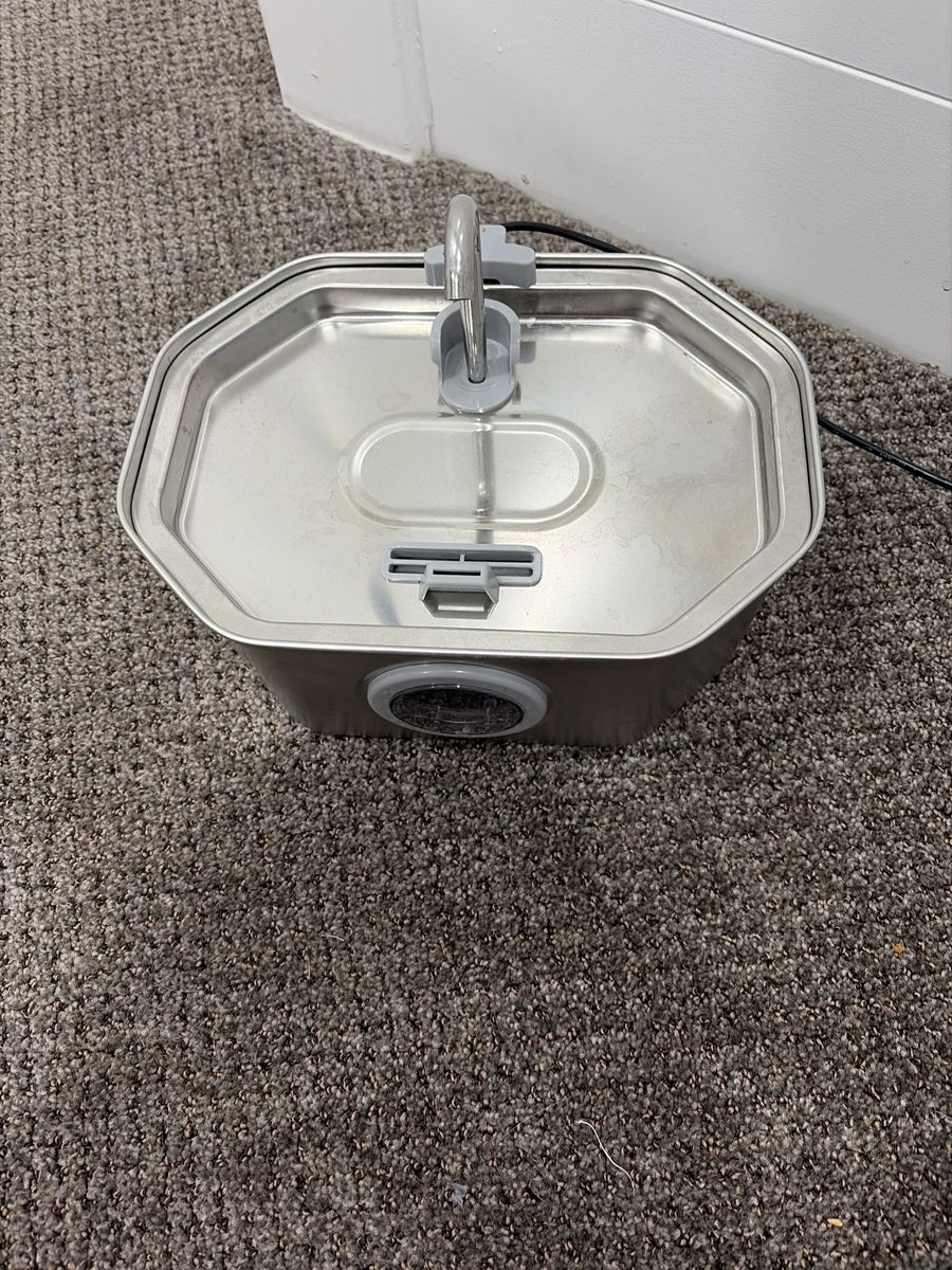 Pet water fountain