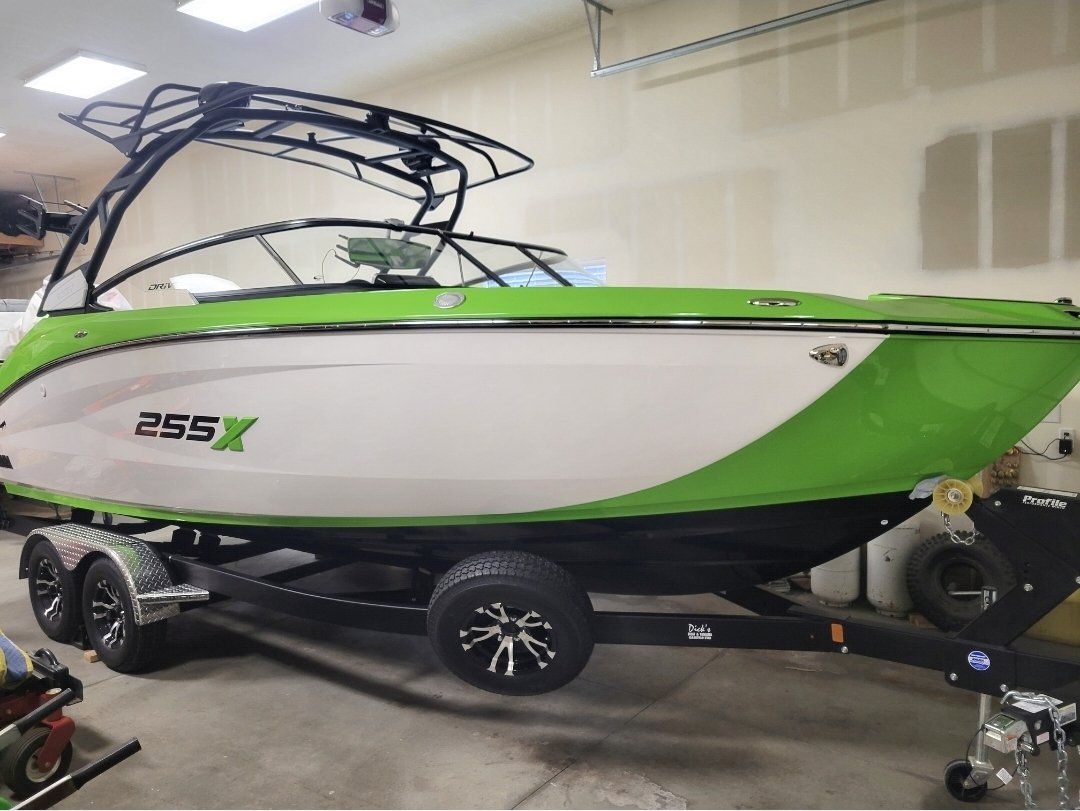 Like New 2022 Yamaha 255XD Wakeboard Boat - Less than 22 Hours, Trailer, Fat Sack, Air & Water Pumps and Covers Included