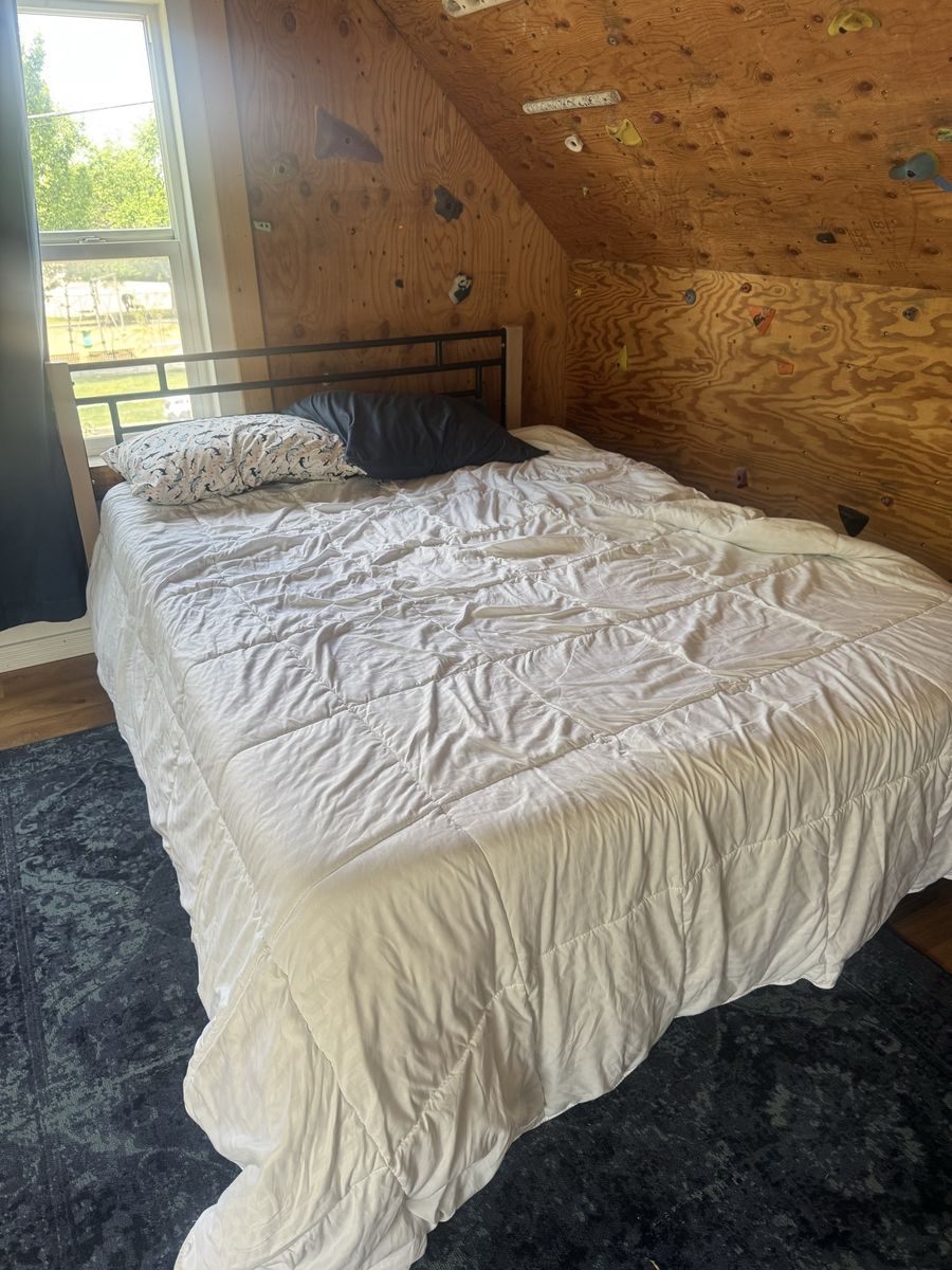 Queen mattress (free bed frame)