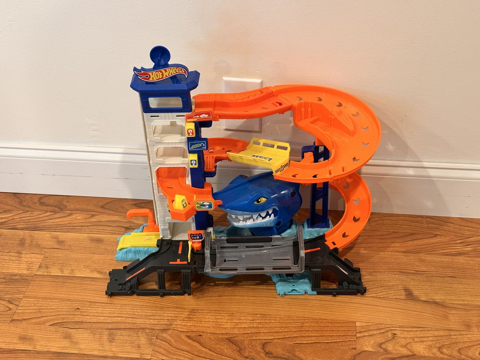 Hot Wheels Attacking Shark Escape Playset