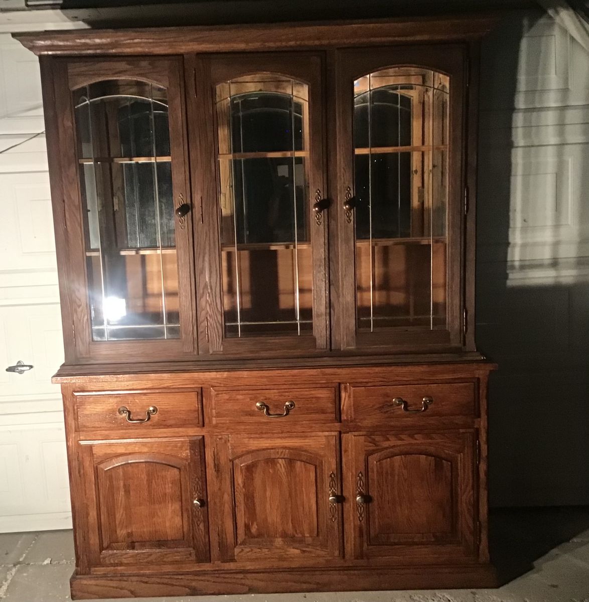 BEAUTIFUL LIGHTED CURIO CABINET
