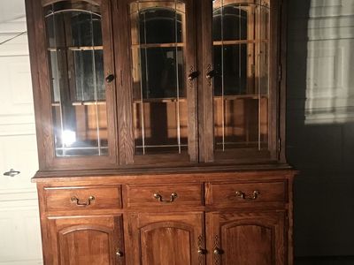 BEAUTIFUL LIGHTED CURIO CABINET