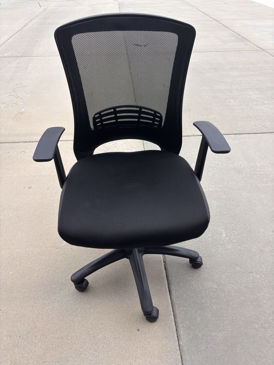 Nice, like new fully adjustable black office chair