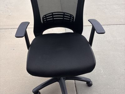 Nice, like new fully adjustable black office chair