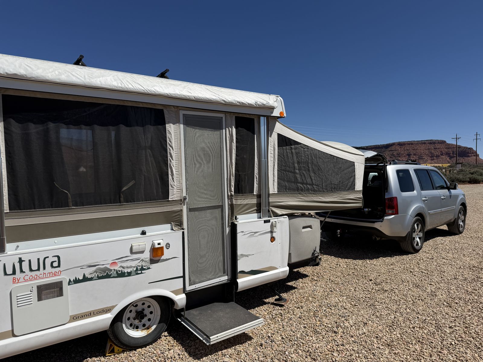2005 Futura Coachmen Grand Lodge Pop-Up Camper