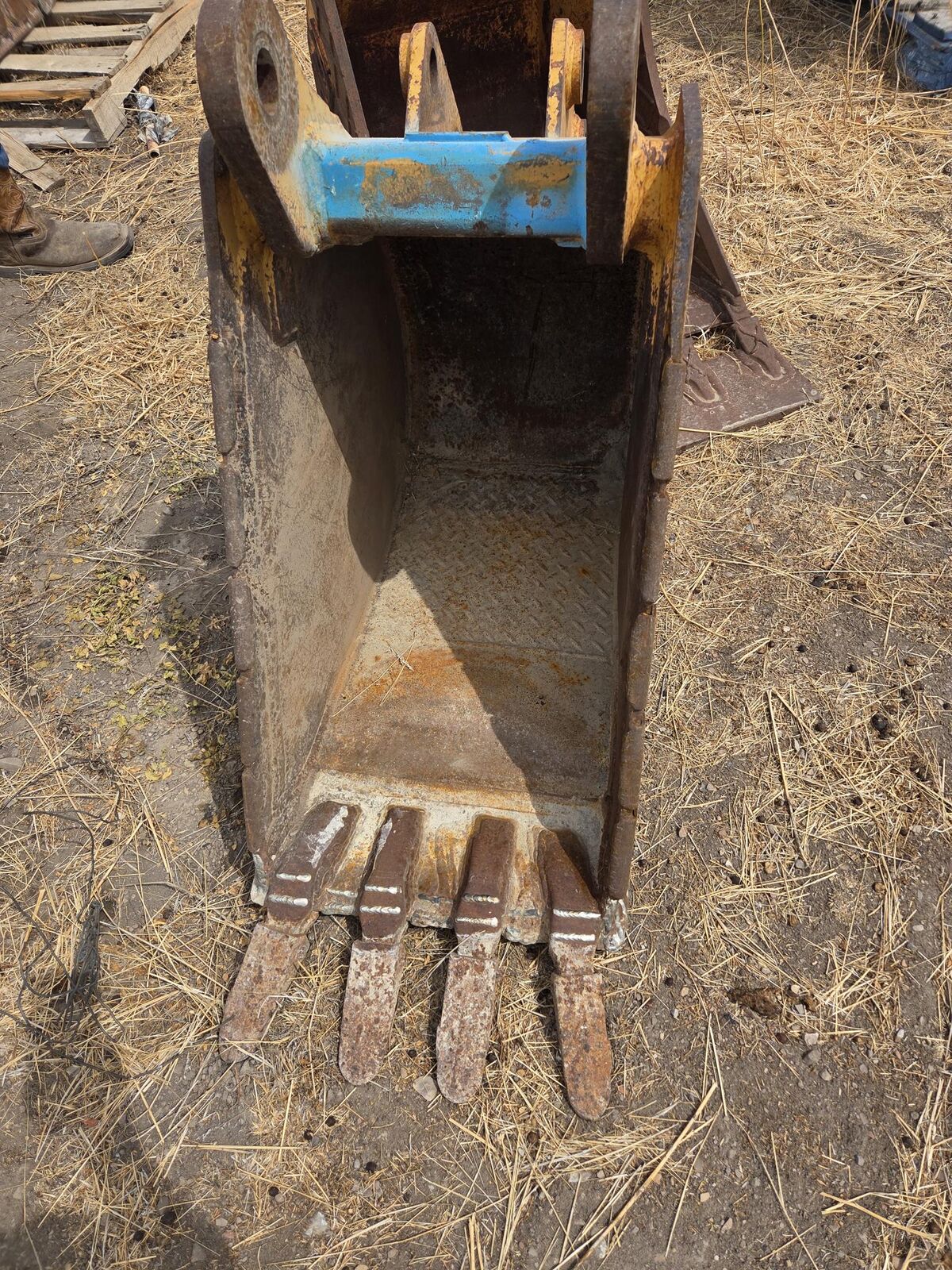 Multiple Case 580 Backhoe Buckets 12" 14" 16" 18"