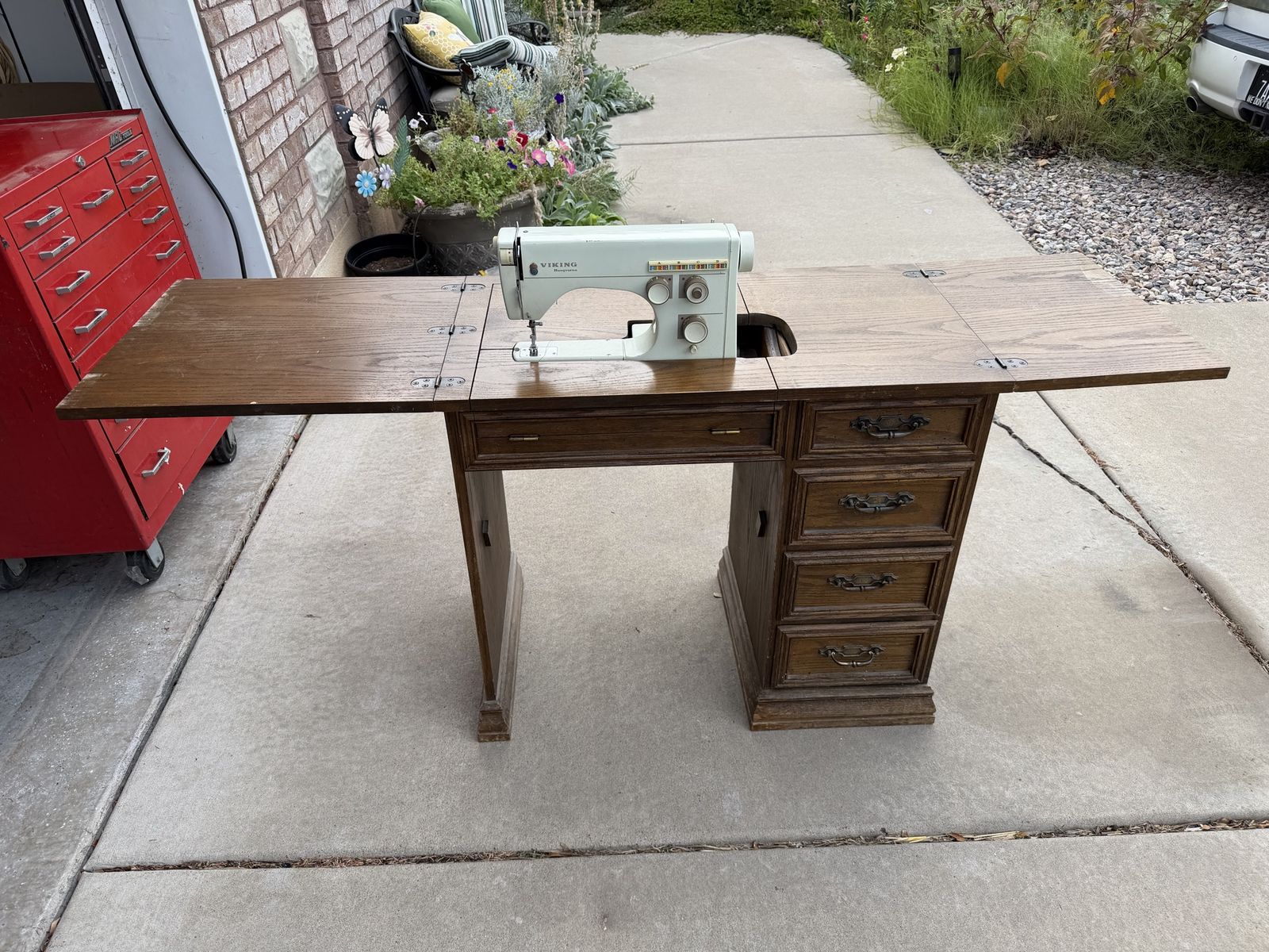 Husqvarna Viking 6030 sewing machine in cabinet