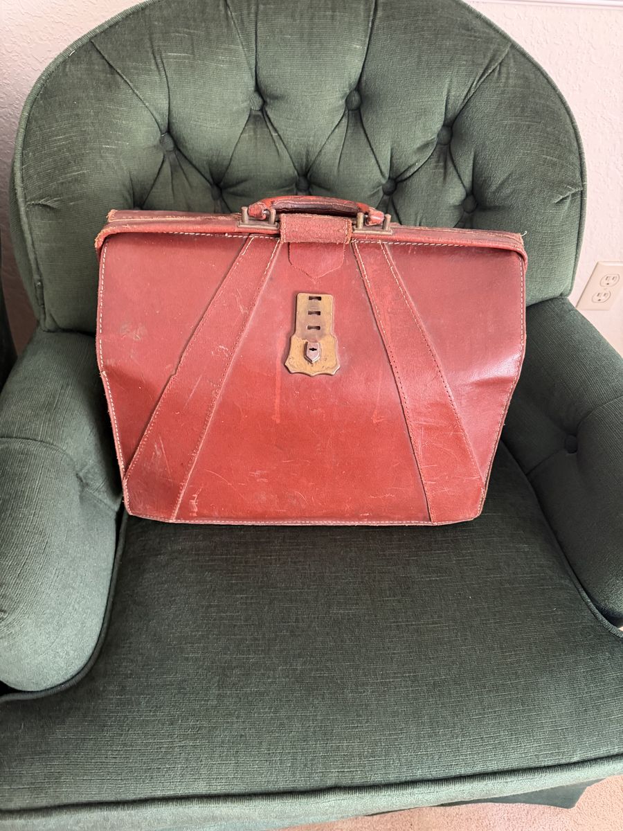 Vintage Leathercraft Chicago Expandable Cowhide Briefcase – 1950s/60s In Provo $80 cash/venmo
