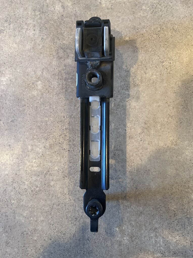 2007 - 2014 CHEVY TAHOE FRONT RIGHT SEAT BELT ADJU