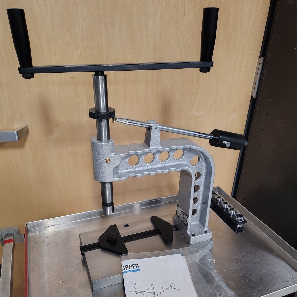 Xcut Hand tap tapping threading machine