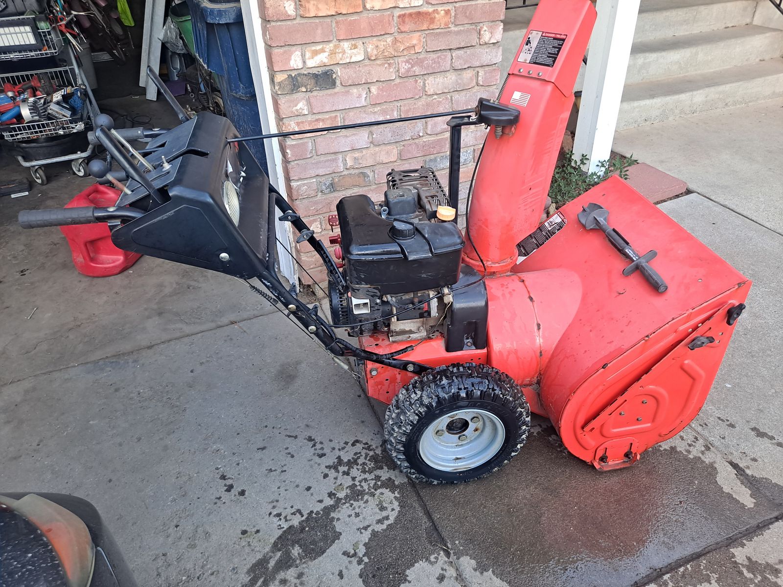 Ariens 28 inch big snow blower, runs great 10hp ohv