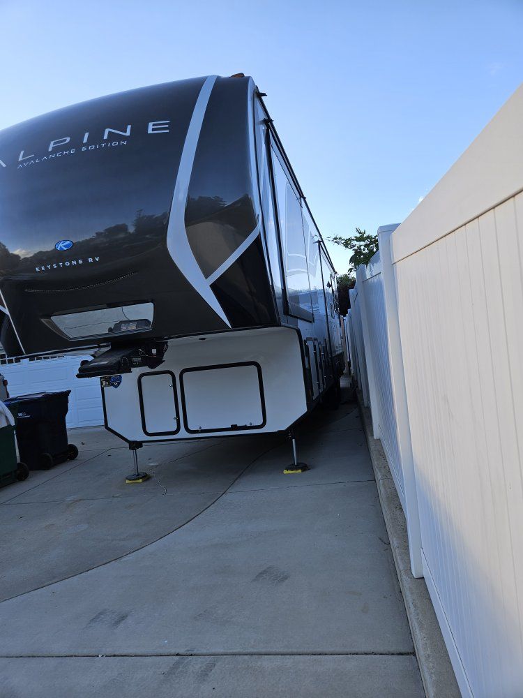 2024avalanche by alpine 5thwheel model 302rs