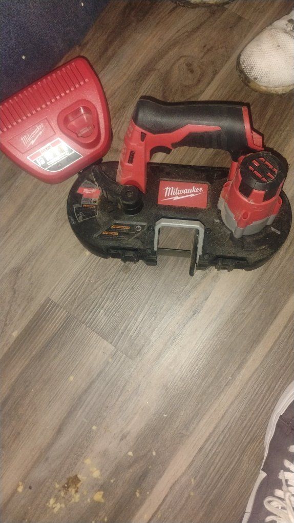 Milwaukee M12 Cordless Lithium-Ion Band Saw & Charger - Compact & Portable