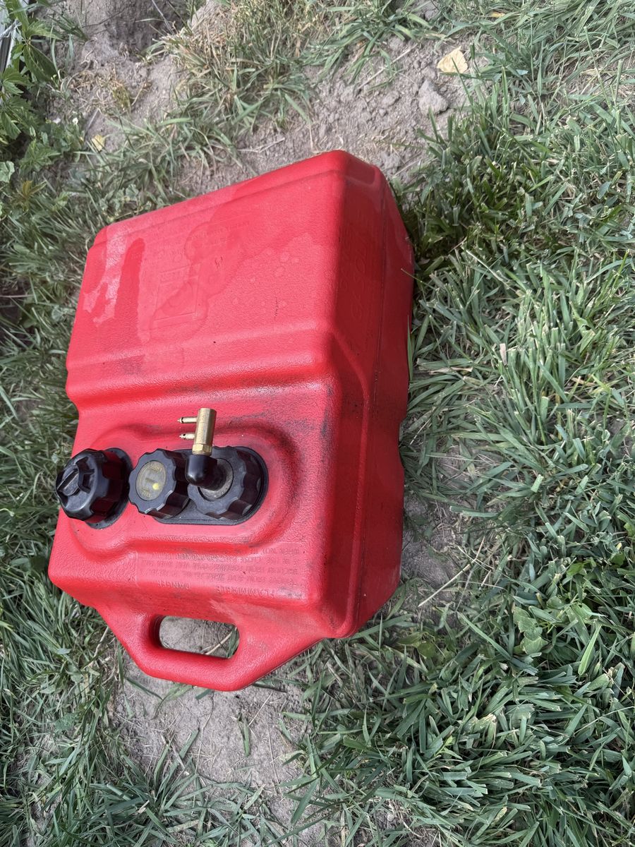 Moeller boat 6 gallon gas tank with hoses OMC