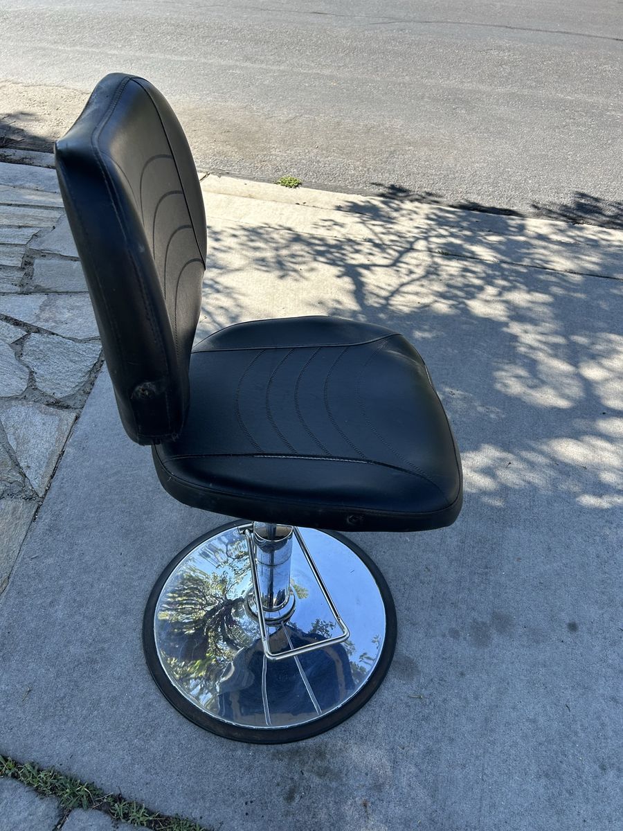 Black Salon Styling Chair with Hydraulic Chrome Base