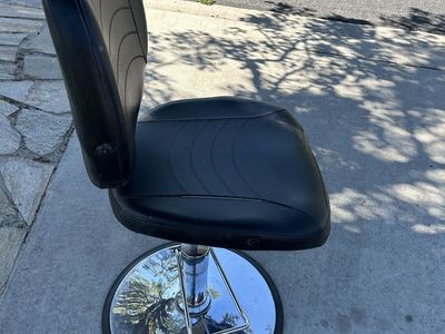 Black Salon Styling Chair with Hydraulic Chrome Base