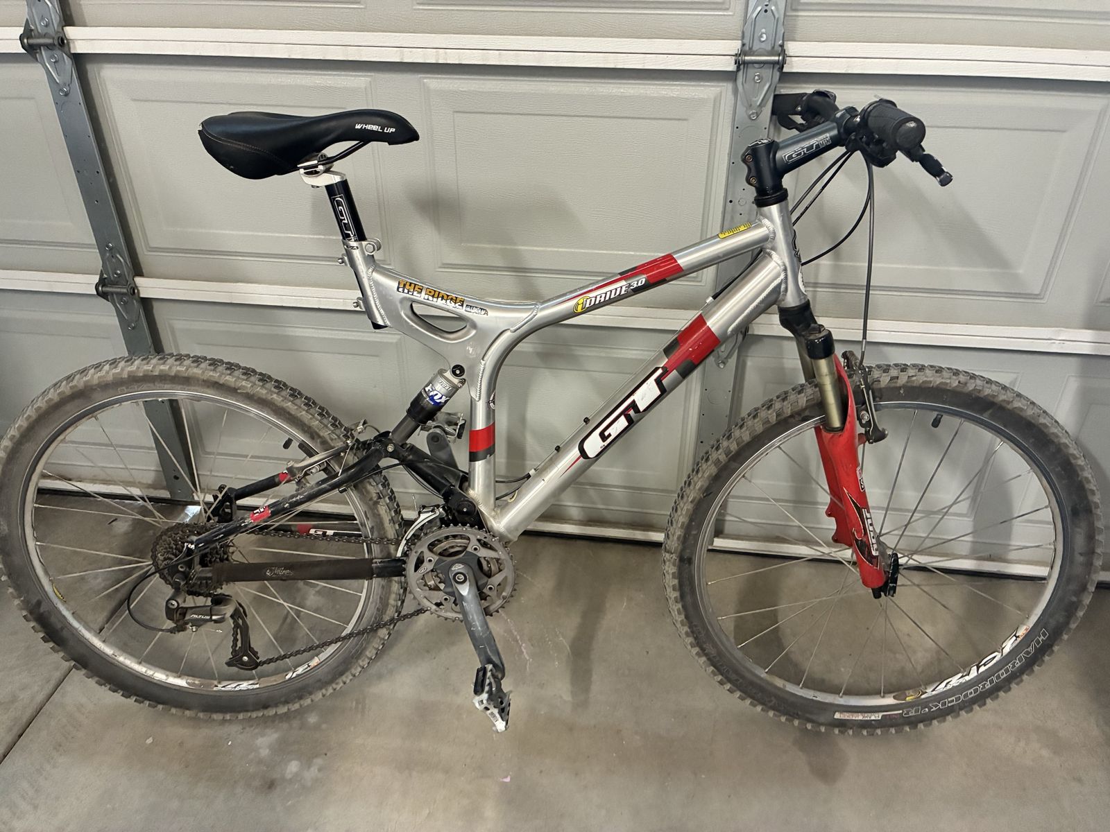 GT I-Drive 3.0 Full Suspension Mountain Bike - Silver/Red