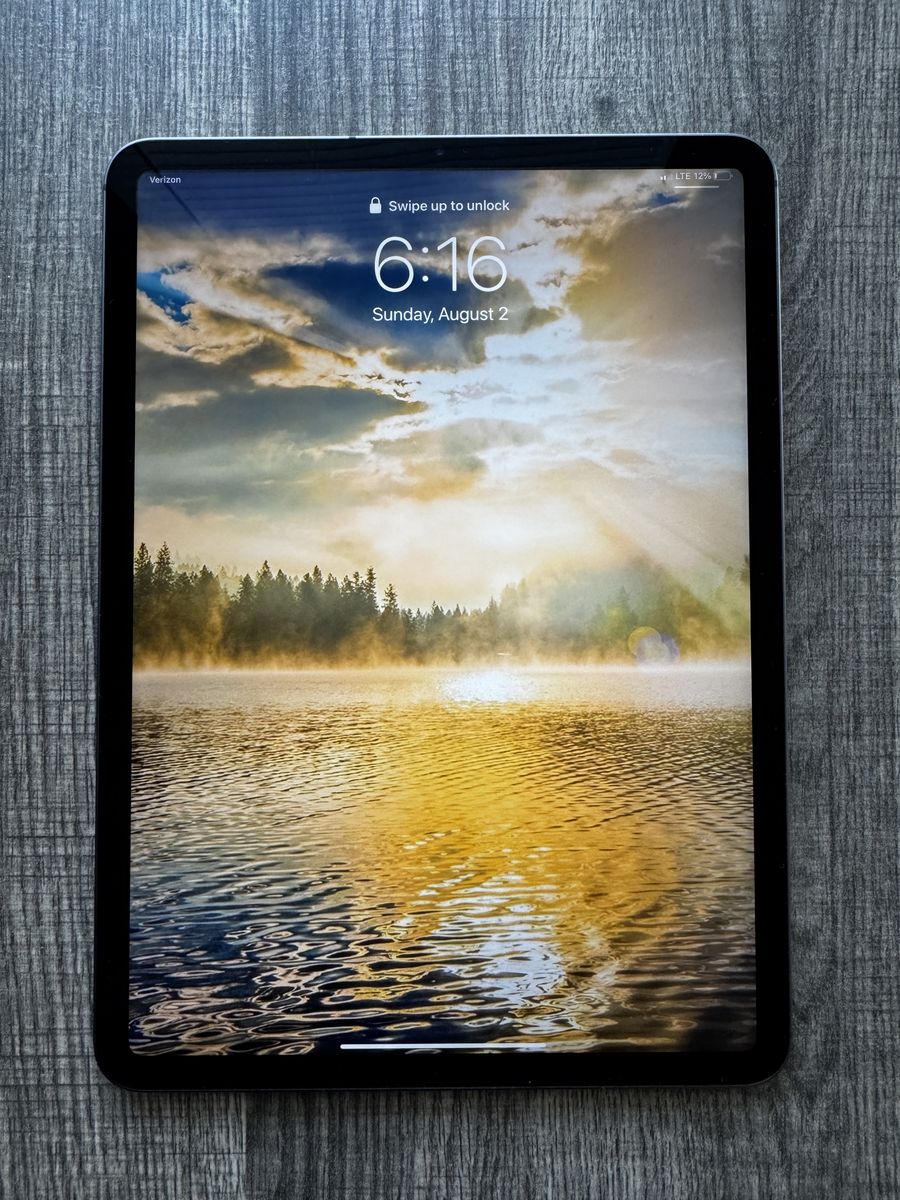 Apple iPad Pro 11” 128GB Wi-Fi + Cellular + ZAGG Keyboard Case
