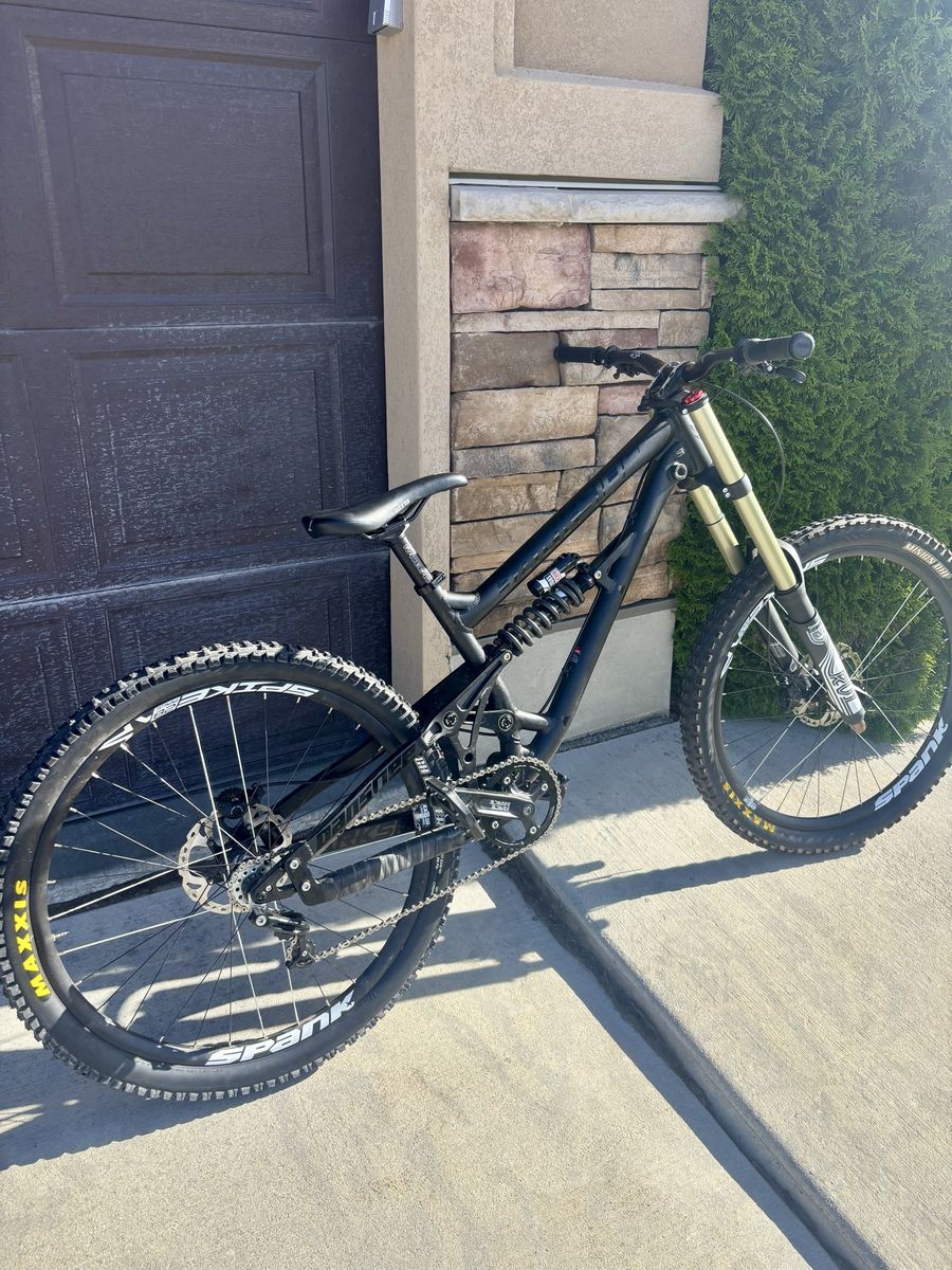 2018 Banshee Darkside Mountain Bike