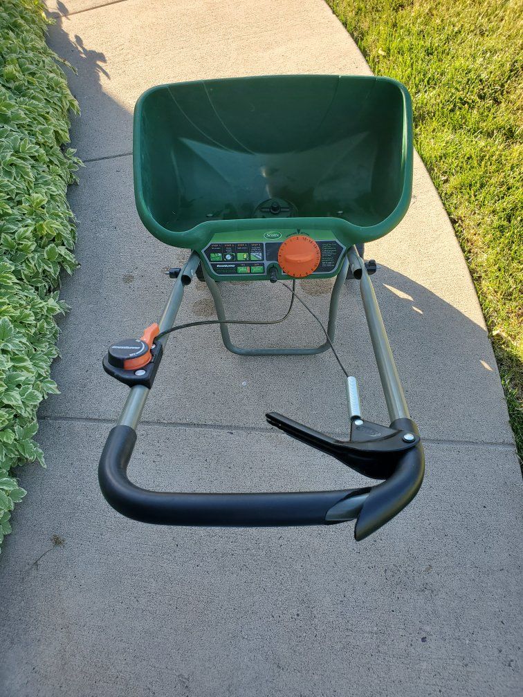 Scotts Turf Builder Edgeguard DLX Broadcast Spreader - Green