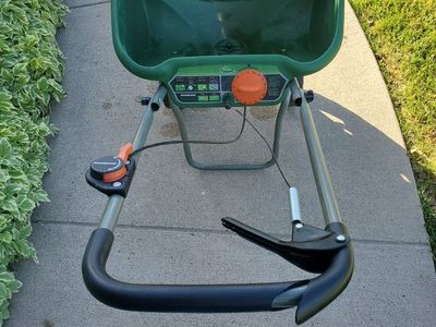 Scotts Turf Builder Edgeguard DLX Broadcast Spreader - Green