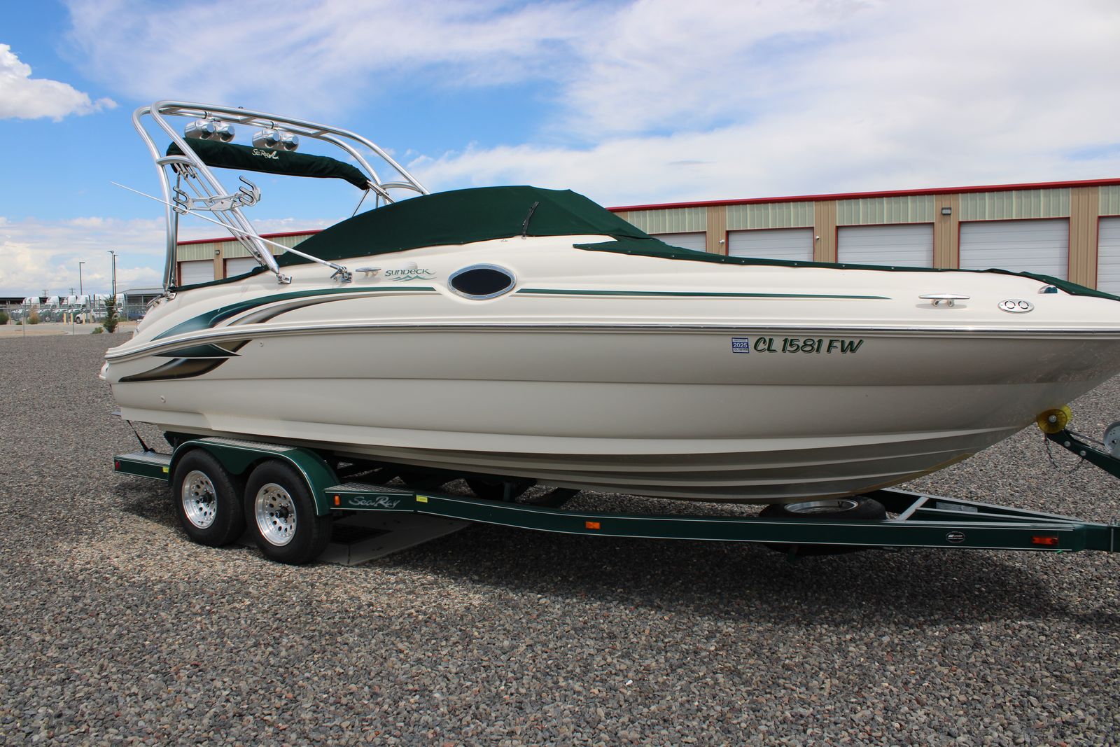 2001 Sea Ray 240 Sundeck ( Extremely Clean ! Low Hours! )
