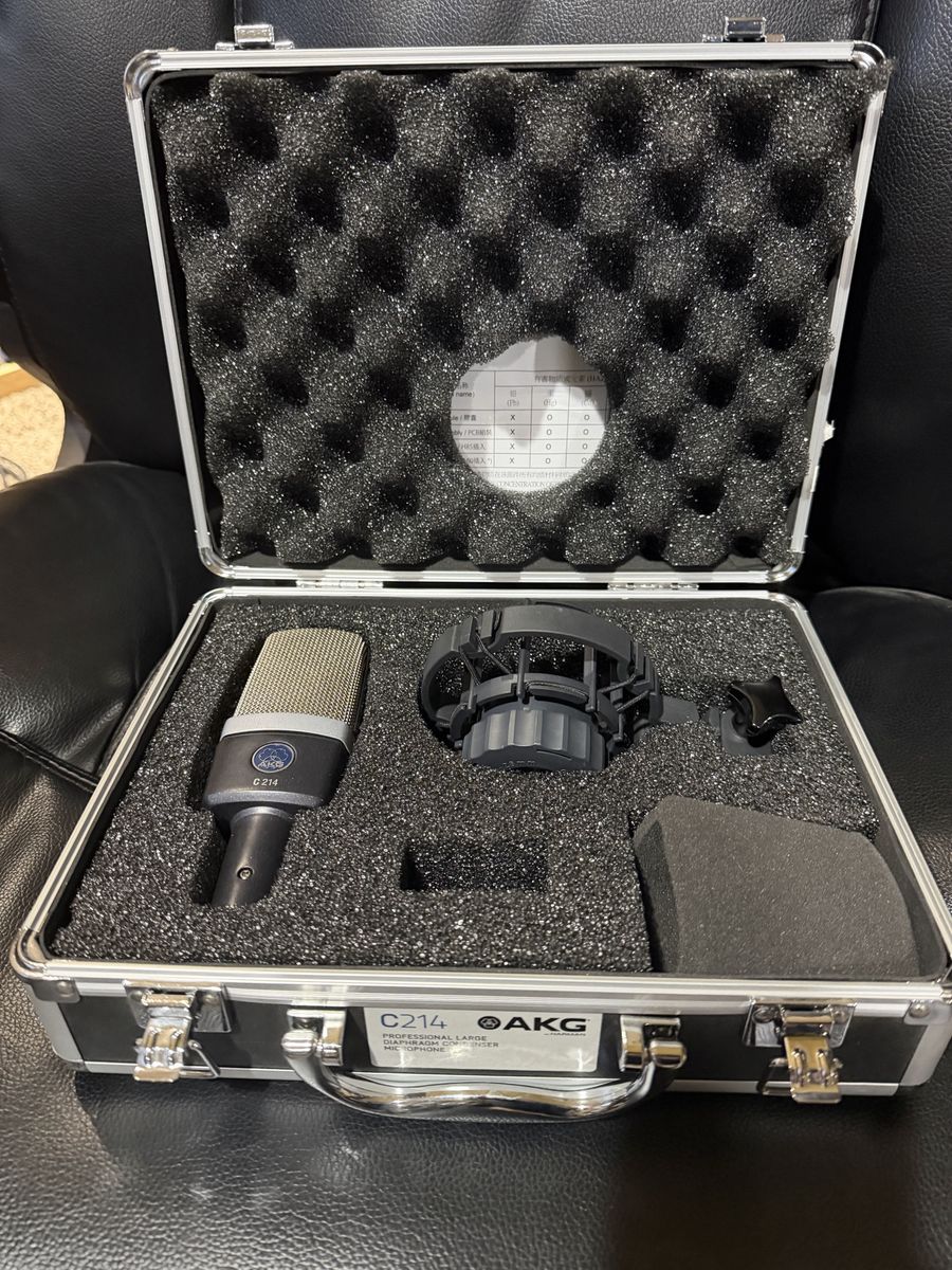 AKG C214 Large-Diaphragm Condenser Microphone with Shock Mount and Hard Case