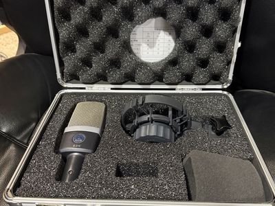AKG C214 Large-Diaphragm Condenser Microphone with Shock Mount and Hard Case