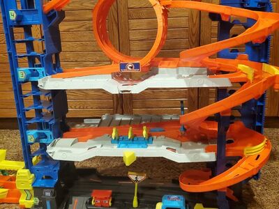 Hot Wheels Ultimate Garage, nearly new