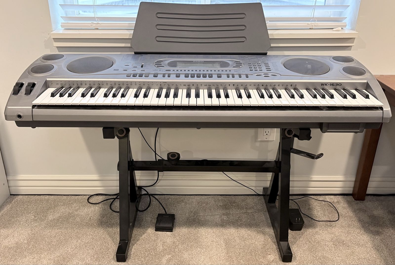 Casio WK-1630 with accessories