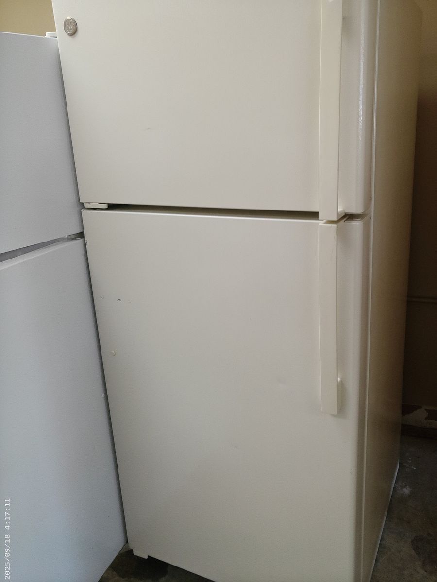 Clean 18 cf Top Freezer Refrigerator~90 Day Guarantee