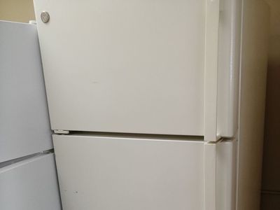 Clean 18 cf Top Freezer Refrigerator~90 Day Guarantee