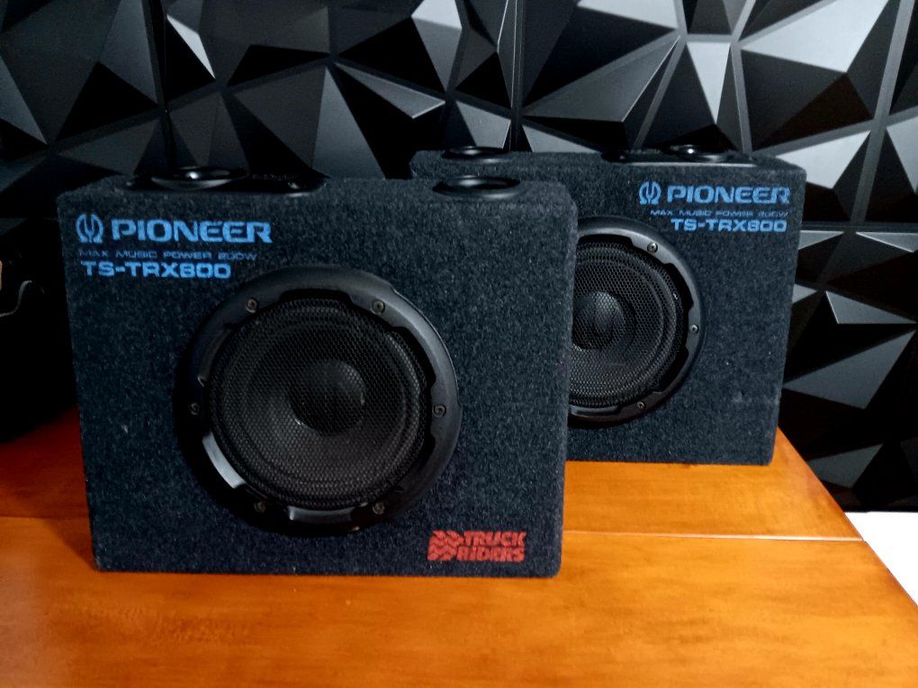 Pioneer TS-TRX800 Truck Riders speakers featuring a 200W max power rating and full-range 2-way design. Excellent Conditions!