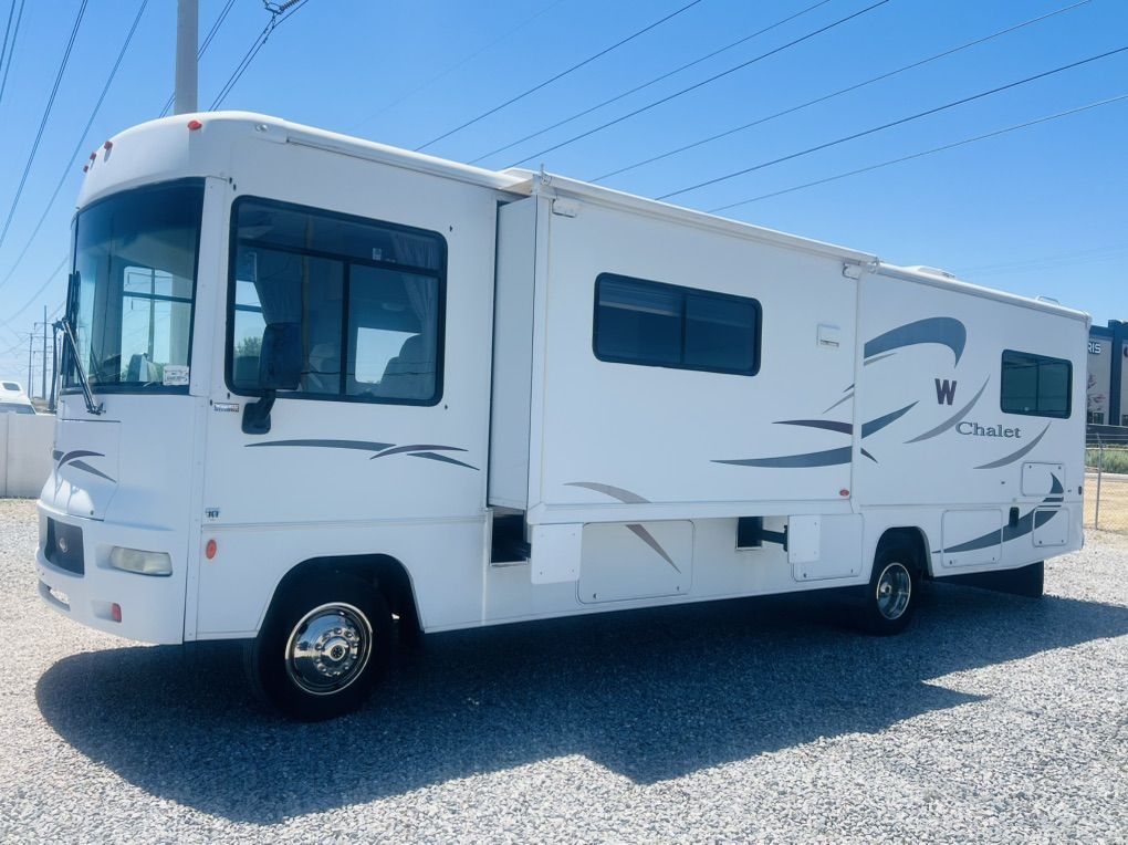 2009 Winnebago Chalet 32-foot Class A