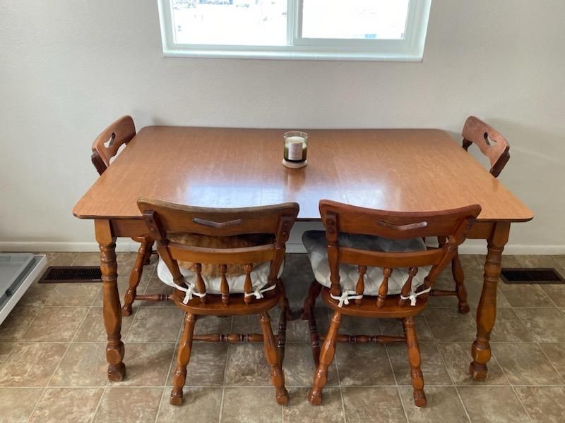Hale Co. Dining Table (5 chairs & 2 Extensions)