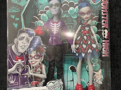 Monster High Love's Not Dead Slo Mo & Ghoulia Yelps 2-Pack Dolls NIB