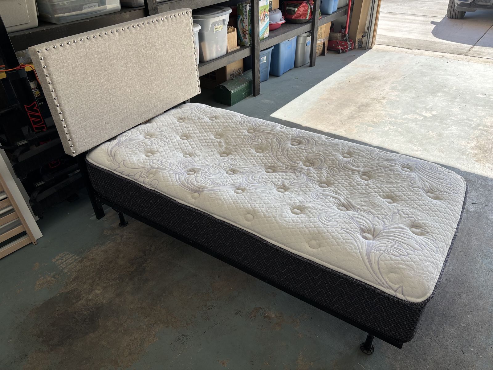 twin bed - mattress, frame, headboard - great condition