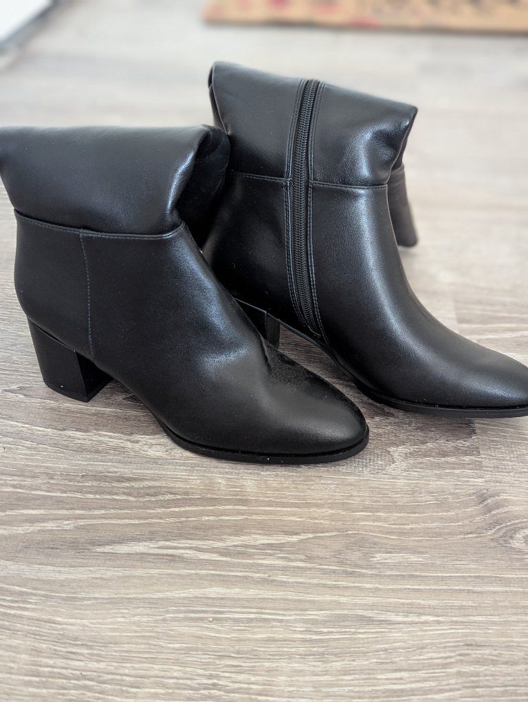 Women's Black Knee-High Heeled Boots - Size 7
