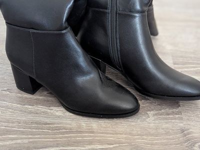 Women's Black Knee-High Heeled Boots - Size 7