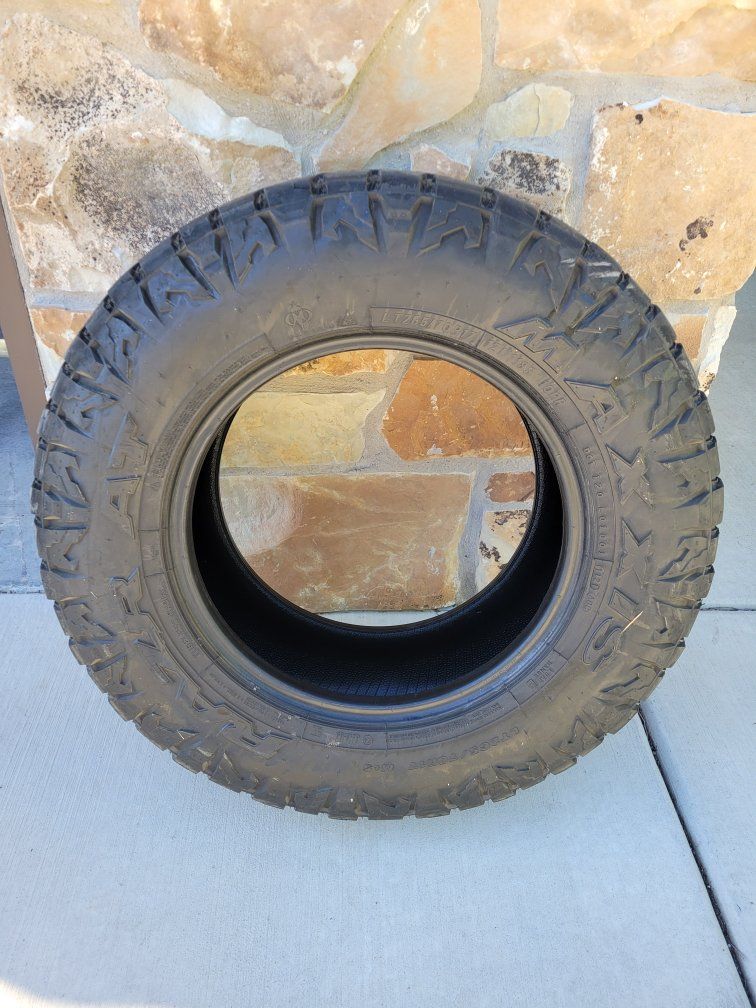 set of 4 LT 265 70 r17 All Terrain tires