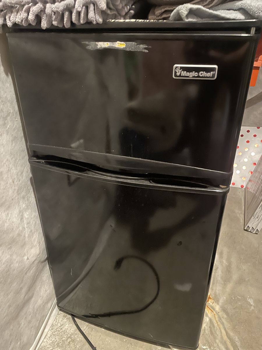 Magic Chef Mini-Fridge w/ Freezer, Black, Compact Design - Works Great!